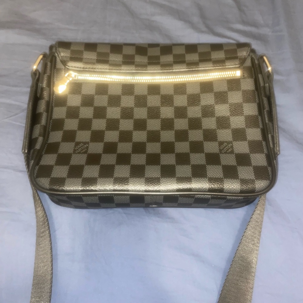 Selling a black and grey lOUIS VUITTON messenger bag - Picture 2 of 5